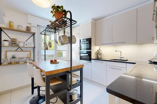 küche mit dark countertops, arbeitsplatten, waschbecken, light floor, und doppel backofen