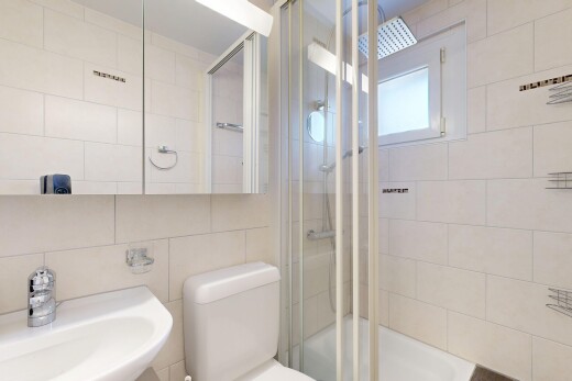 bad mit dusche, komplettes badezimmer, waschbecken, toilette, und spiegel