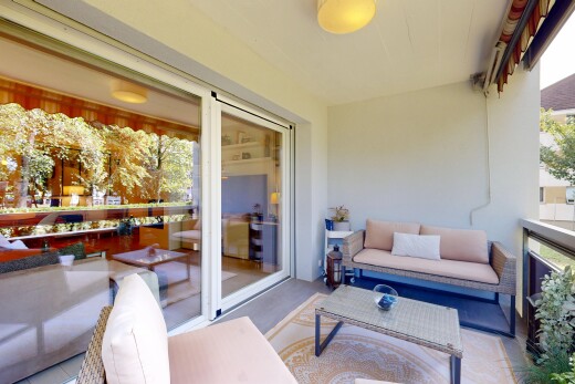 terrasse mit wohnraum im freien und balkon