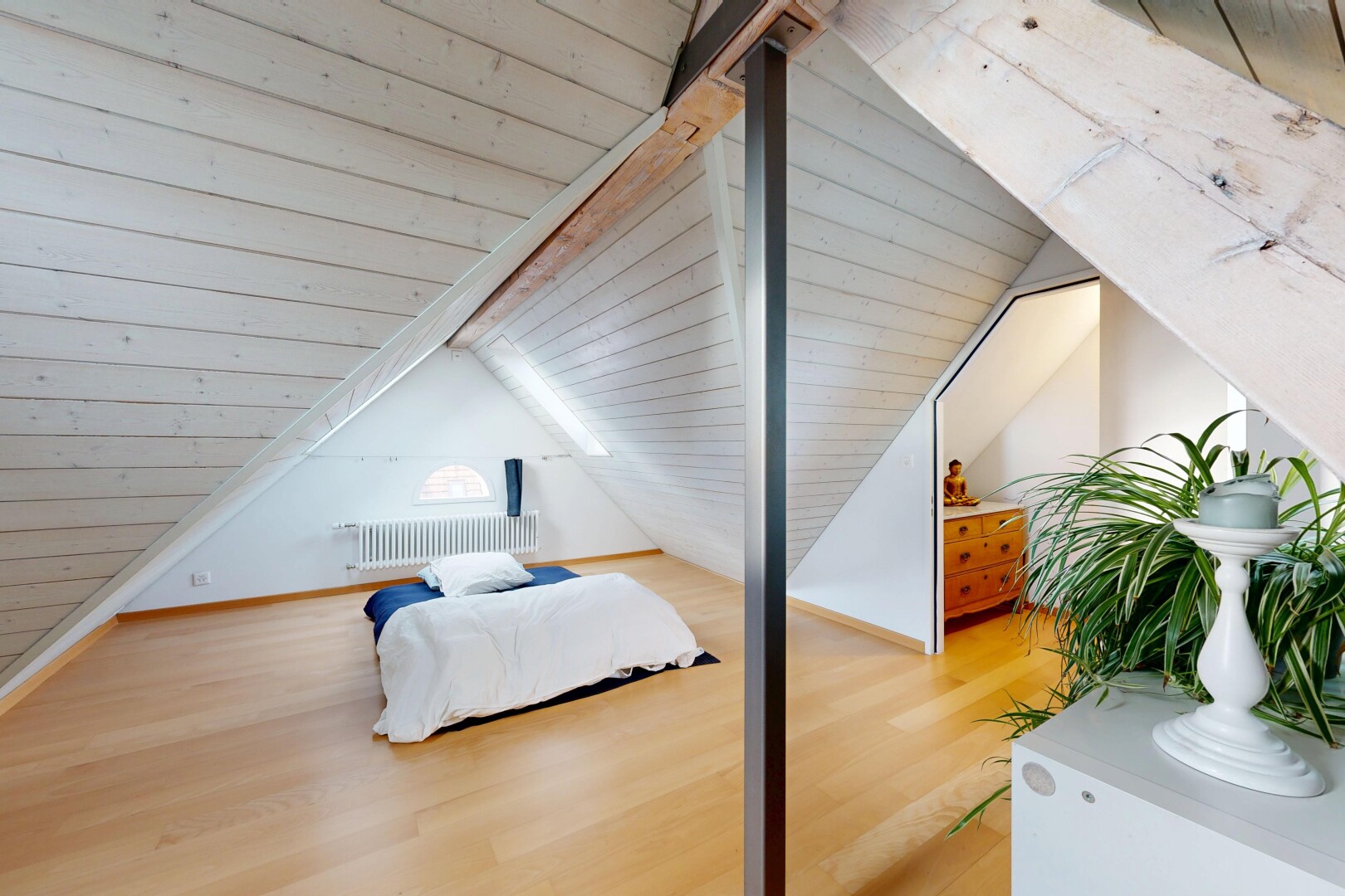 chambre avec pièce supplémentaire, wood finish floor, sol en finition bois, beamed ceiling, et plafond à poutres