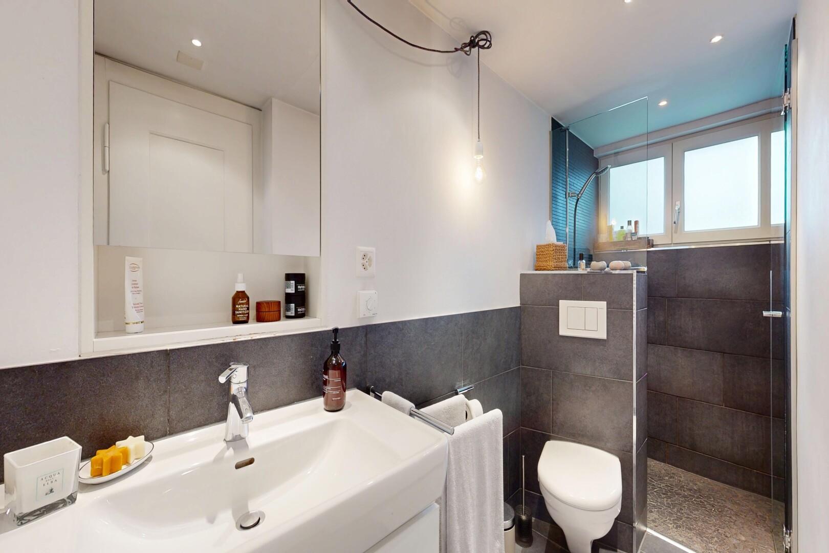 salle de bains avec miroir, lavabo (ou coiffeuse selon le contexte), douche, salle de bain complète, et inside property