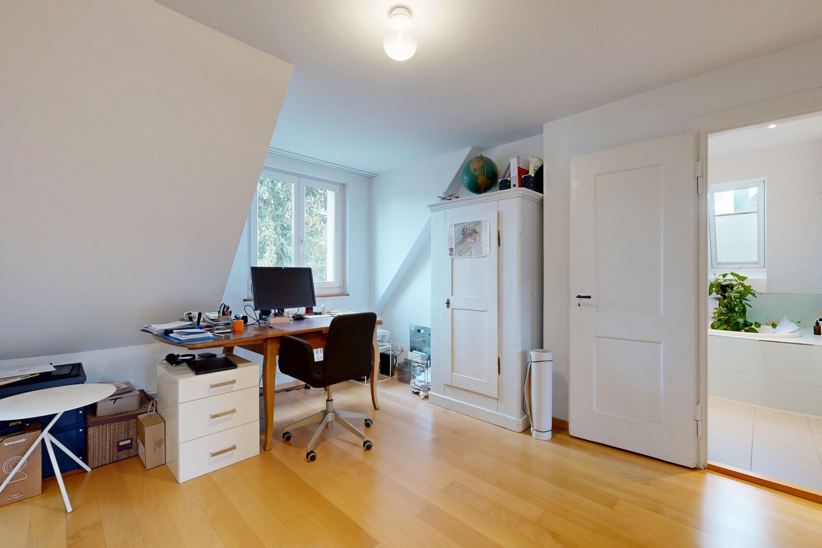 bureau avec sol en finition bois, wood finish floor, espace bureau, inside property, et télévision