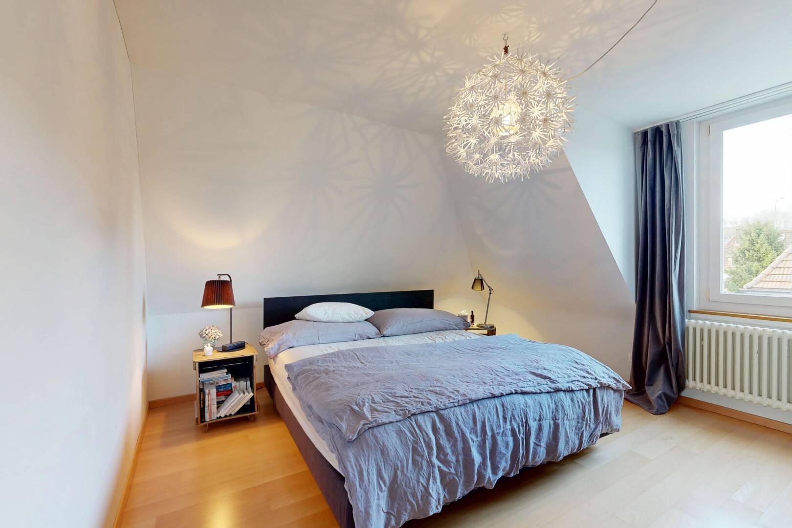 chambre avec radiateur, sol en finition bois, wood finish floor, inside property, et cloison sèche