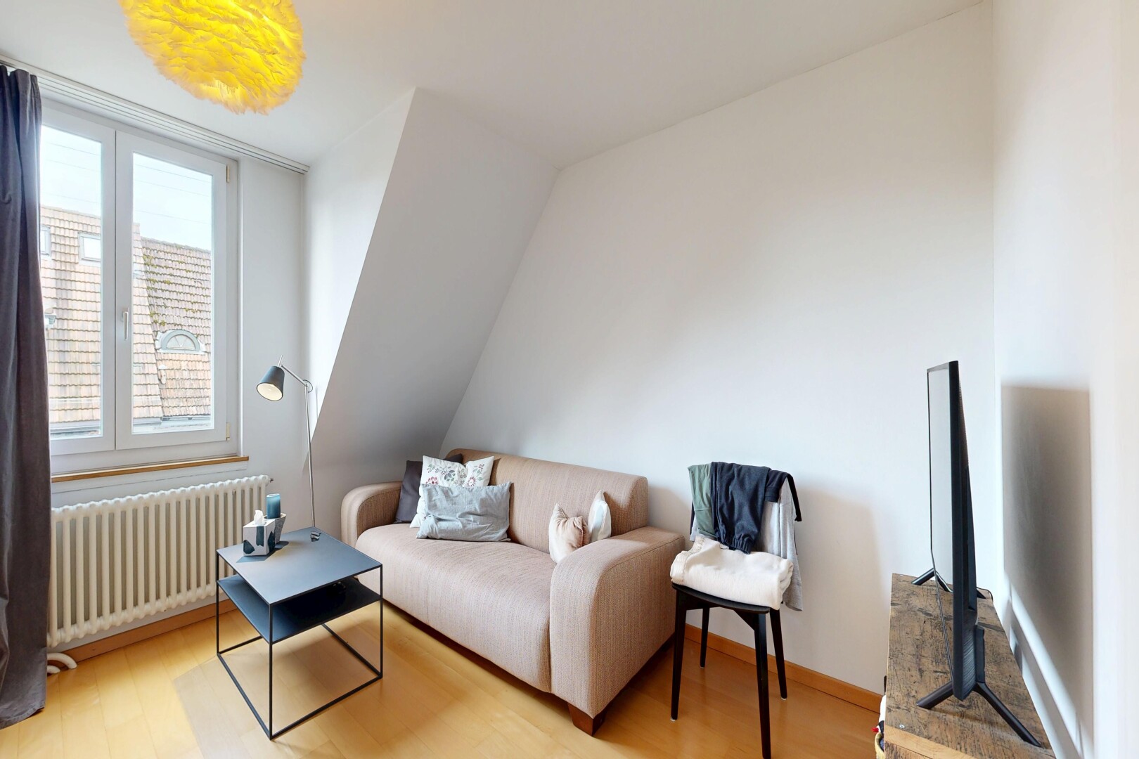 salon avec radiateur, inside property, cloison sèche, drywall, et lumière naturelle