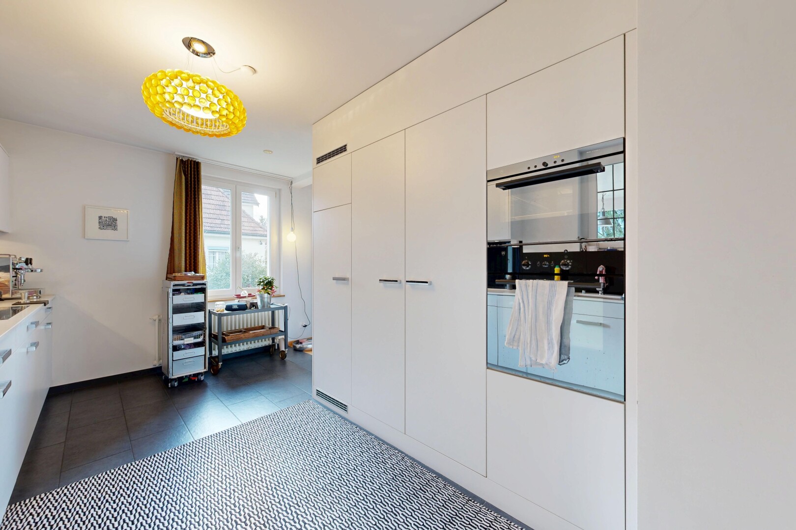 cuisine avec cloison sèche, drywall, lumière naturelle, natural light, et dark floor