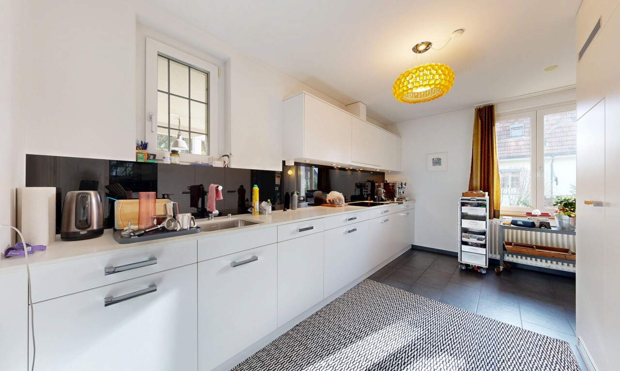 cuisine avec armoires blanches, white cabinets, lumière naturelle, natural light, et dark floor