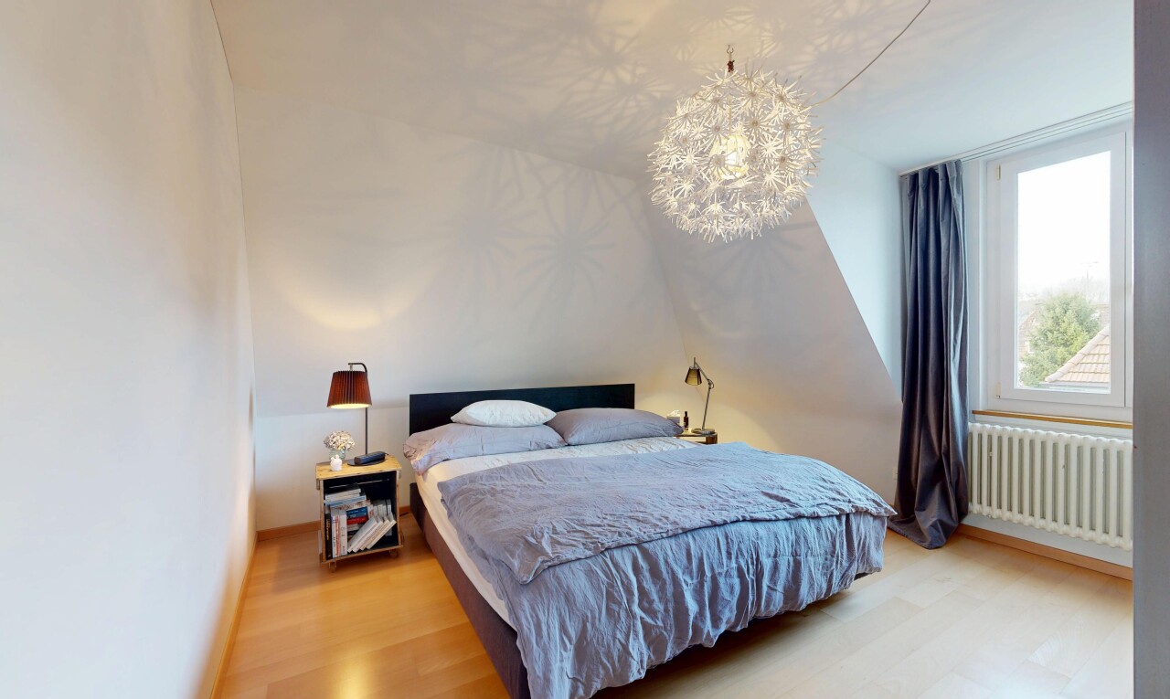 chambre avec radiateur, sol en finition bois, wood finish floor, inside property, et cloison sèche