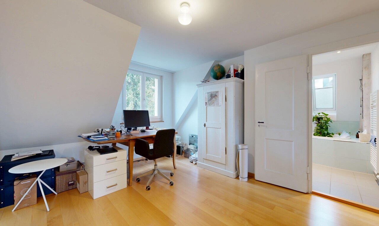bureau avec sol en finition bois, wood finish floor, espace bureau, inside property, et télévision