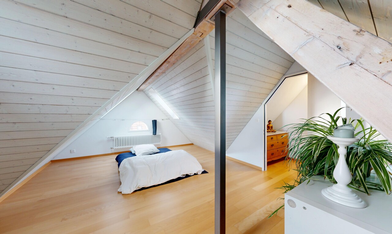 chambre avec pièce supplémentaire, wood finish floor, sol en finition bois, beamed ceiling, et plafond à poutres