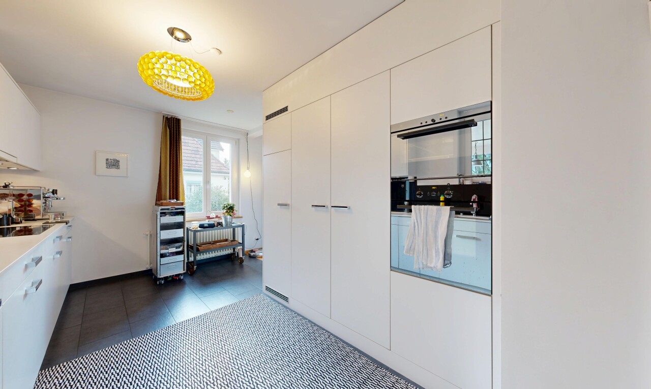 cuisine avec cloison sèche, drywall, lumière naturelle, natural light, et dark floor