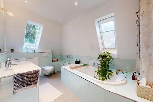 bad mit komplettes badezimmer, schminktisch, fliesenboden, tile floor, und bad