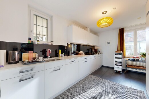 küche mit weiße schränke, white cabinets, natürliches licht, natural light, und dark floor