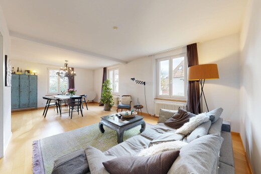 wohn- / esszimmer mit gipskartonwand, drywall, holzfußboden, wood finish floor, und inside property