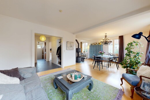 wohn- / esszimmer mit inside property, gipskartonwand, drywall, holzfußboden, und wood finish floor