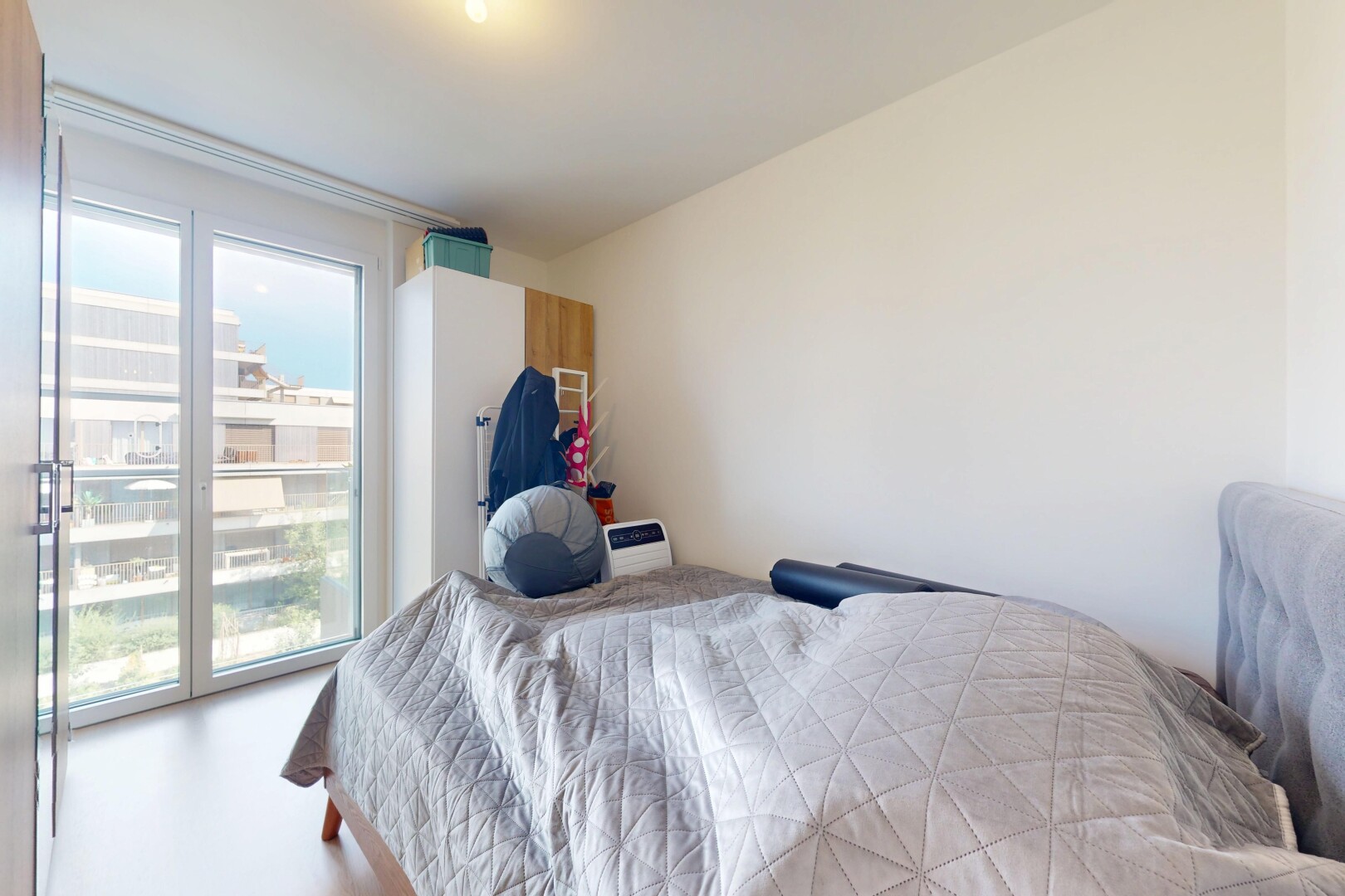 chambre avec inside property, natural light, lumière naturelle, drywall, et cloison sèche