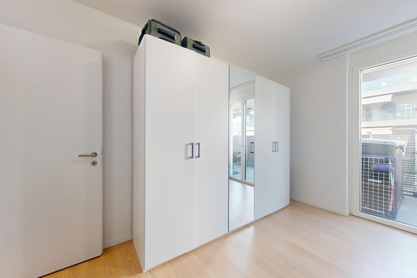 pièce vide avec sol en finition bois, wood finish floor, inside property, cloison sèche, et drywall