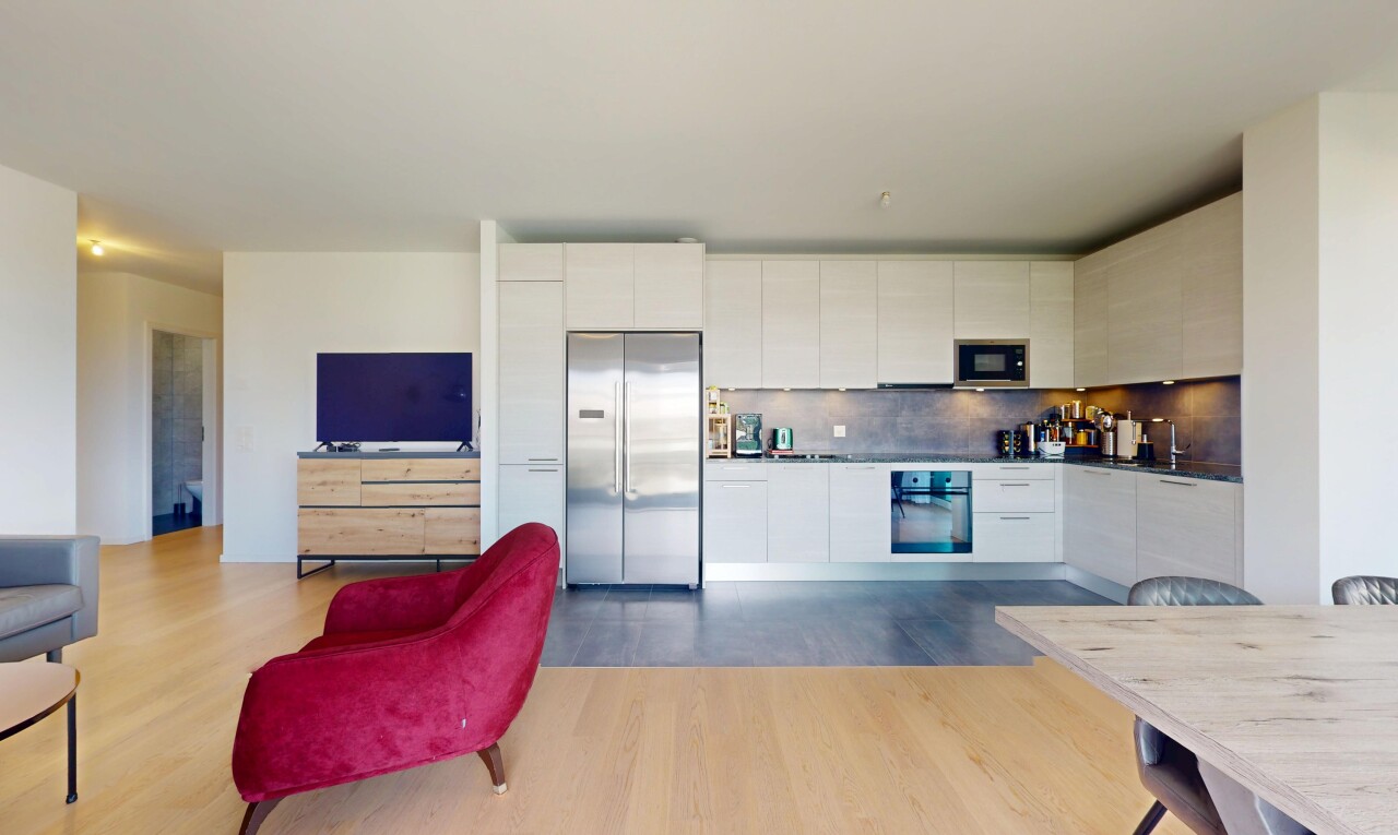 cuisine avec réfrigérateur, télévision, micro-ondes, four, et inside property