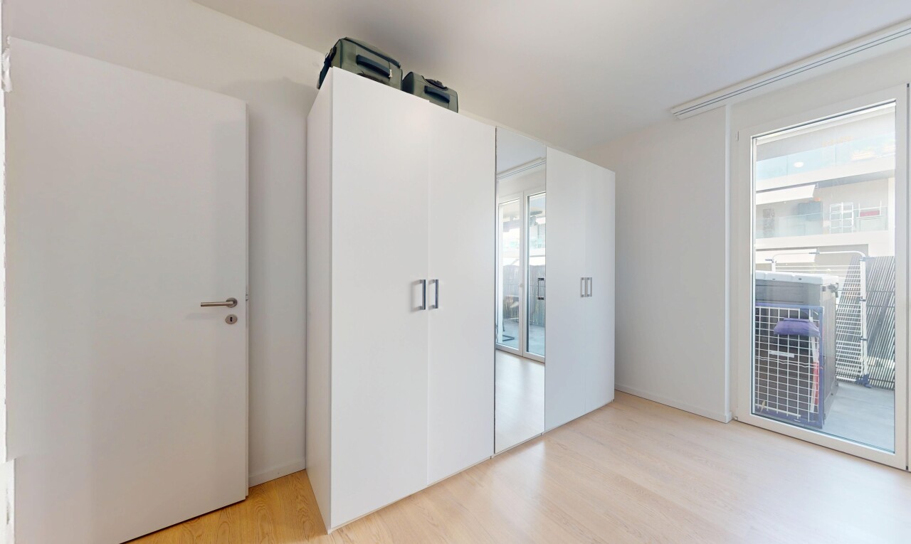 pièce vide avec sol en finition bois, wood finish floor, inside property, cloison sèche, et drywall