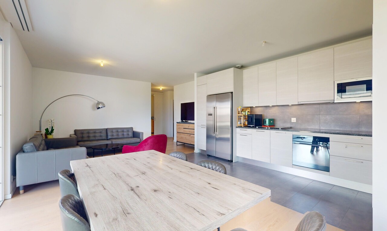 cuisine avec réfrigérateur, télévision, micro-ondes, four, et inside property