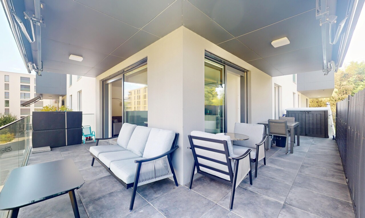 terrasse avec terrasse, espace de vie extérieur, et coin repas extérieur