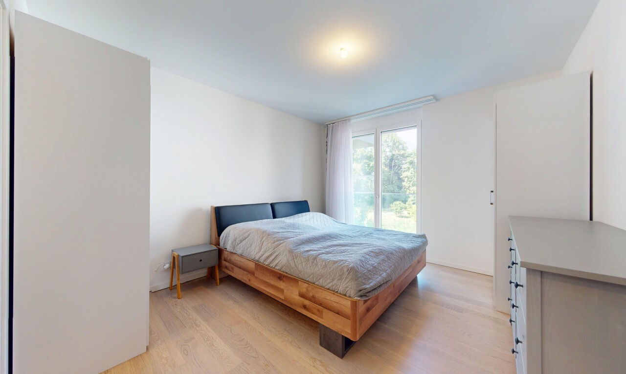 chambre avec lumière naturelle, natural light, sol en finition bois, wood finish floor, et inside property