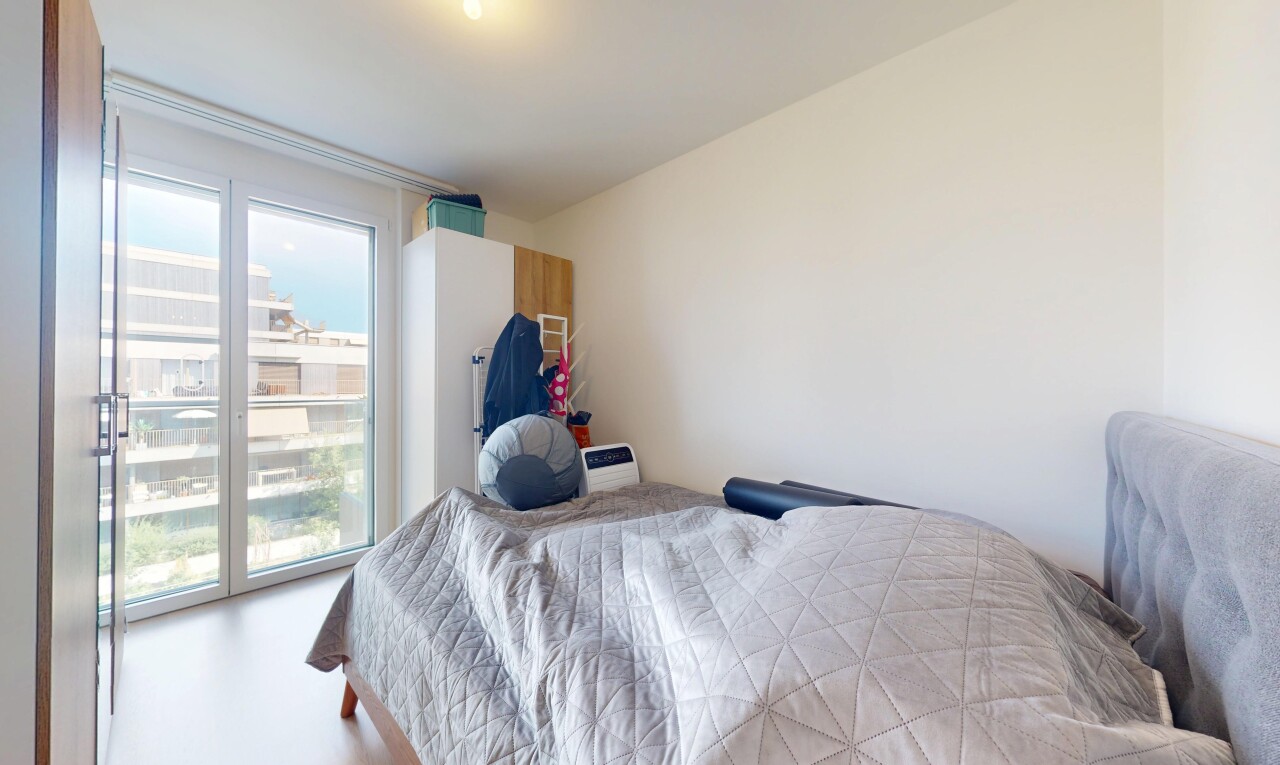 chambre avec inside property, natural light, lumière naturelle, drywall, et cloison sèche