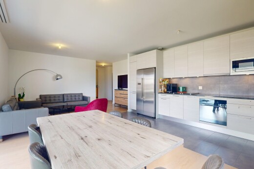 cuisine avec réfrigérateur, télévision, micro-ondes, four, et inside property