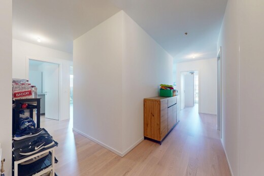 couloir avec sol en finition bois, wood finish floor, cloison sèche, drywall, et inside property