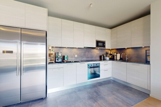 cuisine avec réfrigérateur, four, micro-ondes, inside property, et dosseret