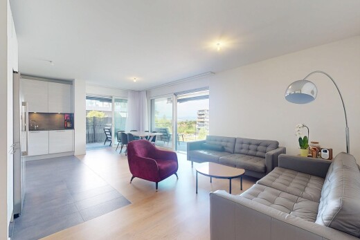 salon / salle à manger avec inside property, sol en finition bois, wood finish floor, lumière naturelle, et natural light