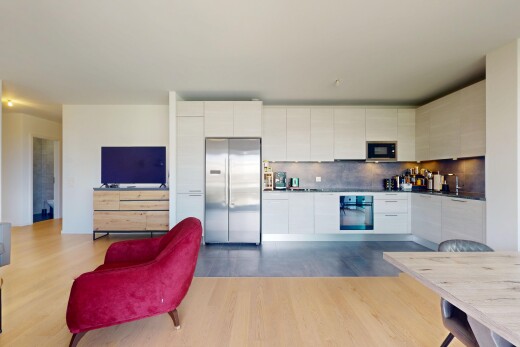 cuisine avec réfrigérateur, télévision, micro-ondes, four, et inside property