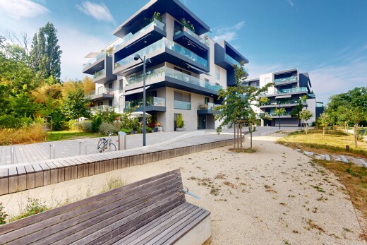 extérieur du bâtiment avec day time et property visible