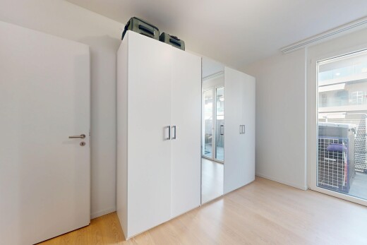 pièce vide avec sol en finition bois, wood finish floor, inside property, cloison sèche, et drywall