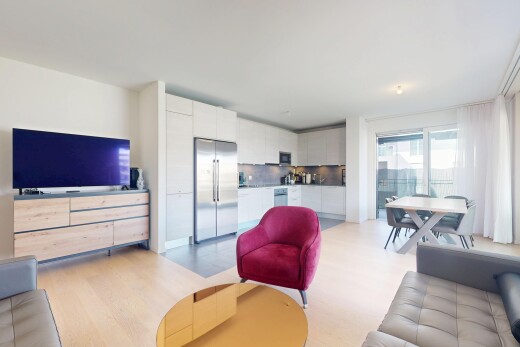 wohn- / esszimmer mit fernseher, inside property, holzfußboden, wood finish floor, und natürliches licht