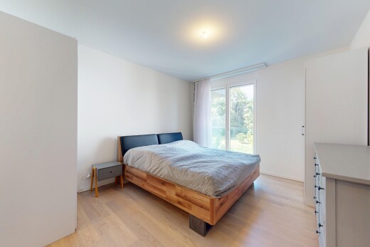 chambre avec lumière naturelle, natural light, sol en finition bois, wood finish floor, et inside property
