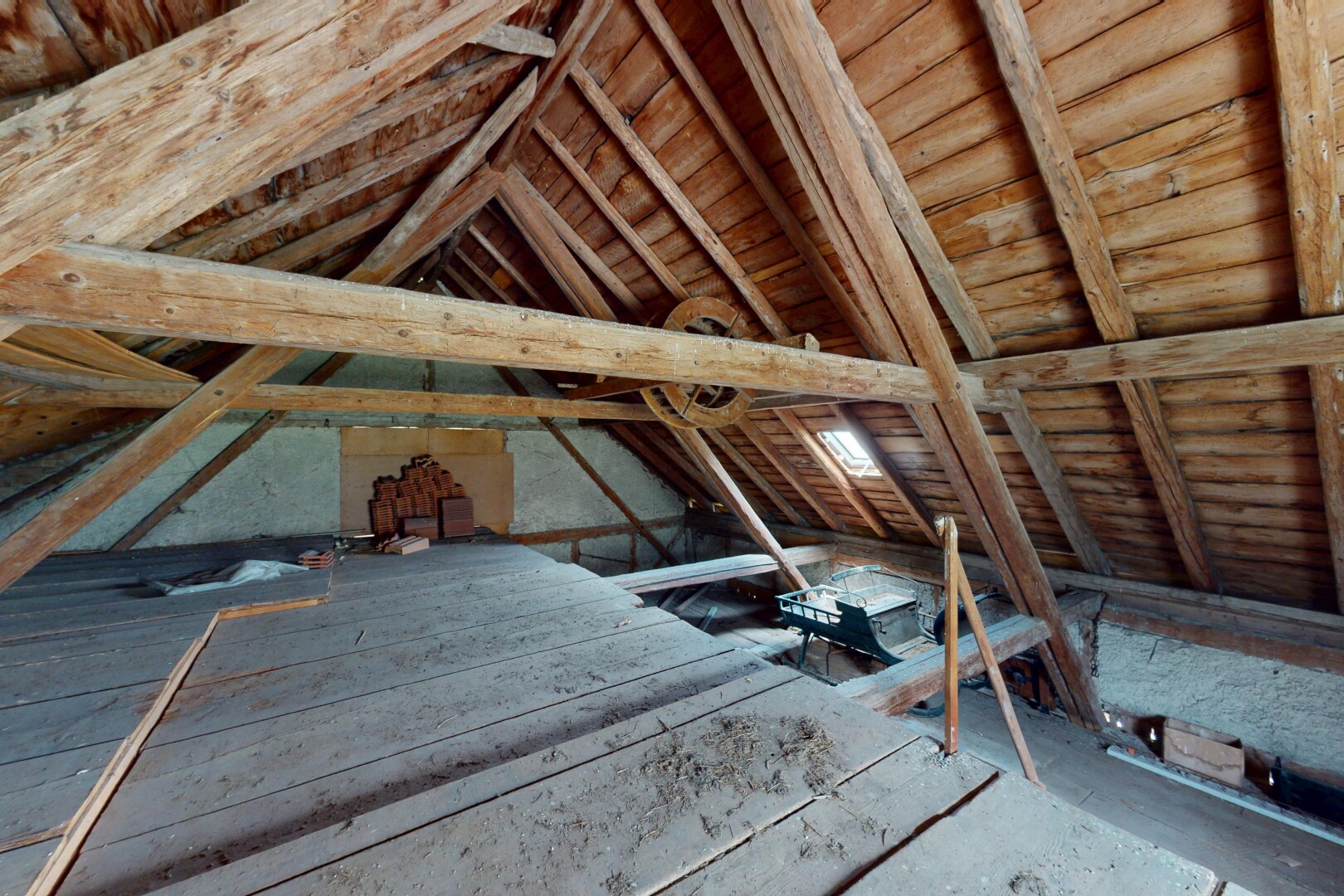 espace intérieur avec plafond voûté, vaulted ceiling, unfinished floor, plafond bas, et low ceiling