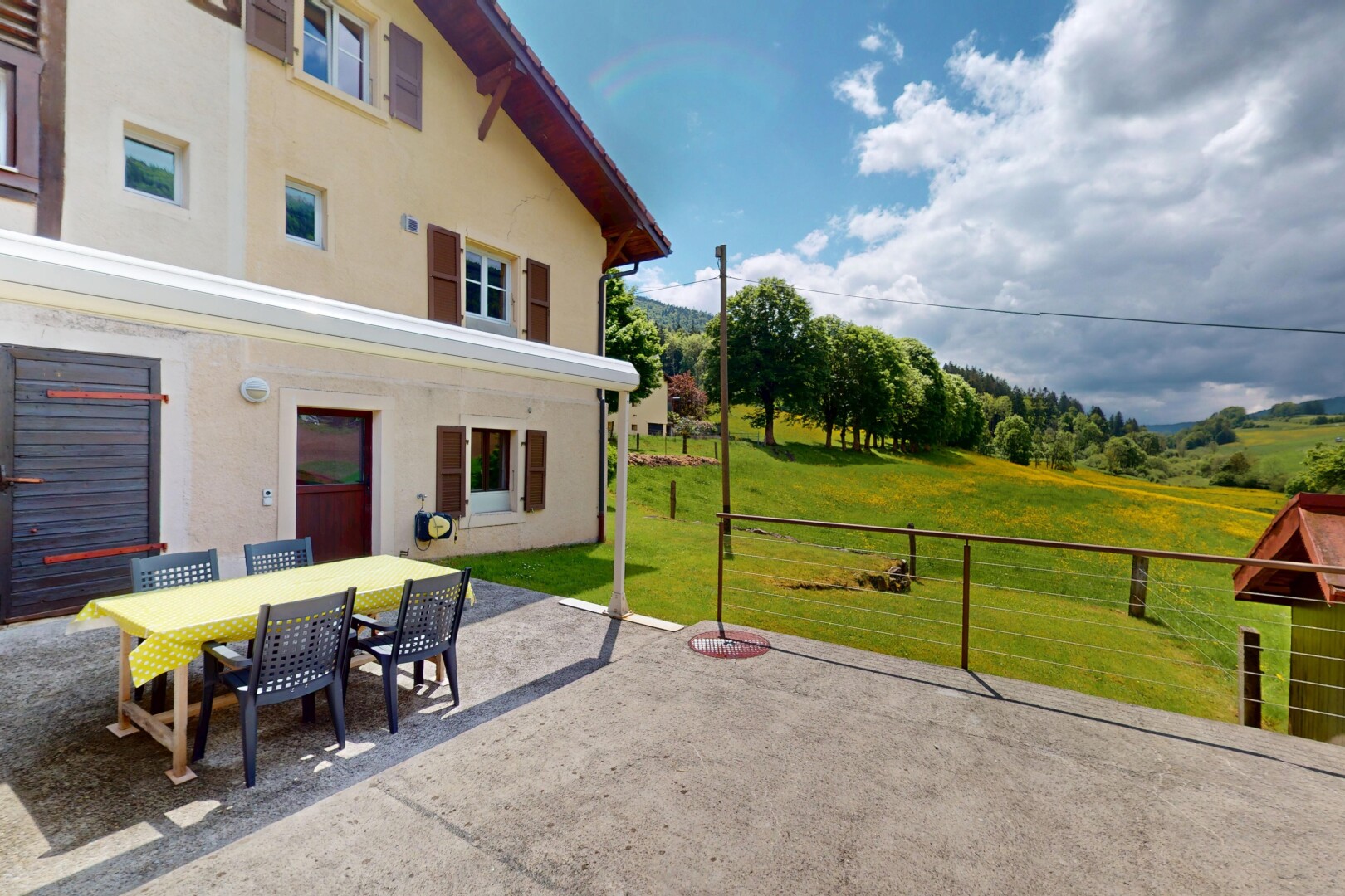 terrasse avec terrasse, coin repas extérieur, pelouse, et day time