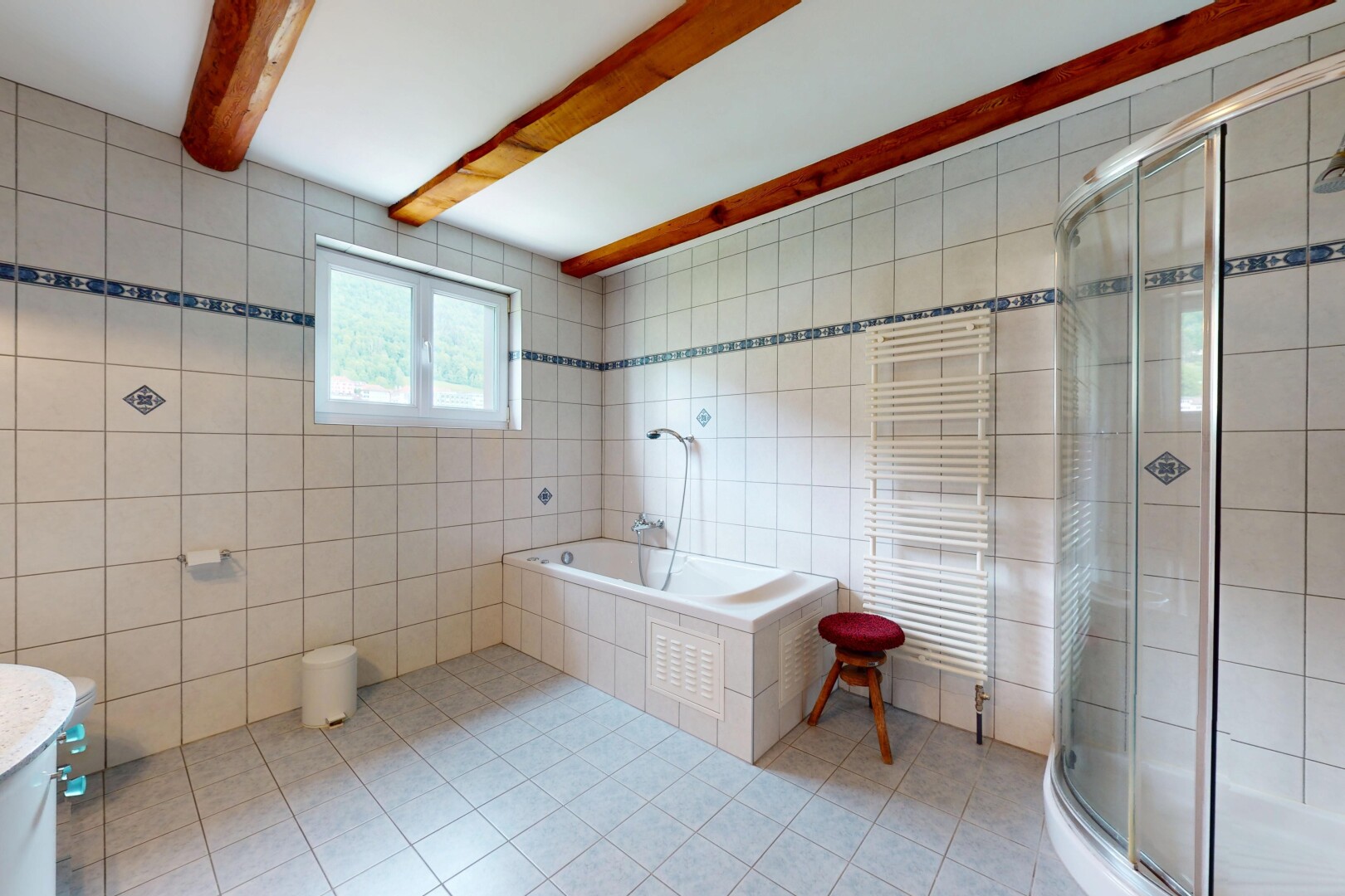 salle de bains avec mur en carrelage, tile wall, sol en carrelage, tile floor, et salle de bain complète