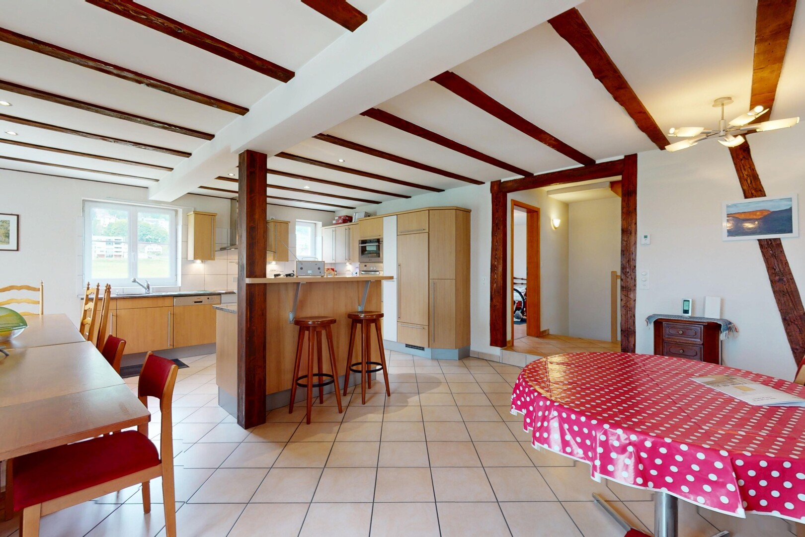 salle à manger avec plafond à poutres, beamed ceiling, lumière naturelle, natural light, et inside property