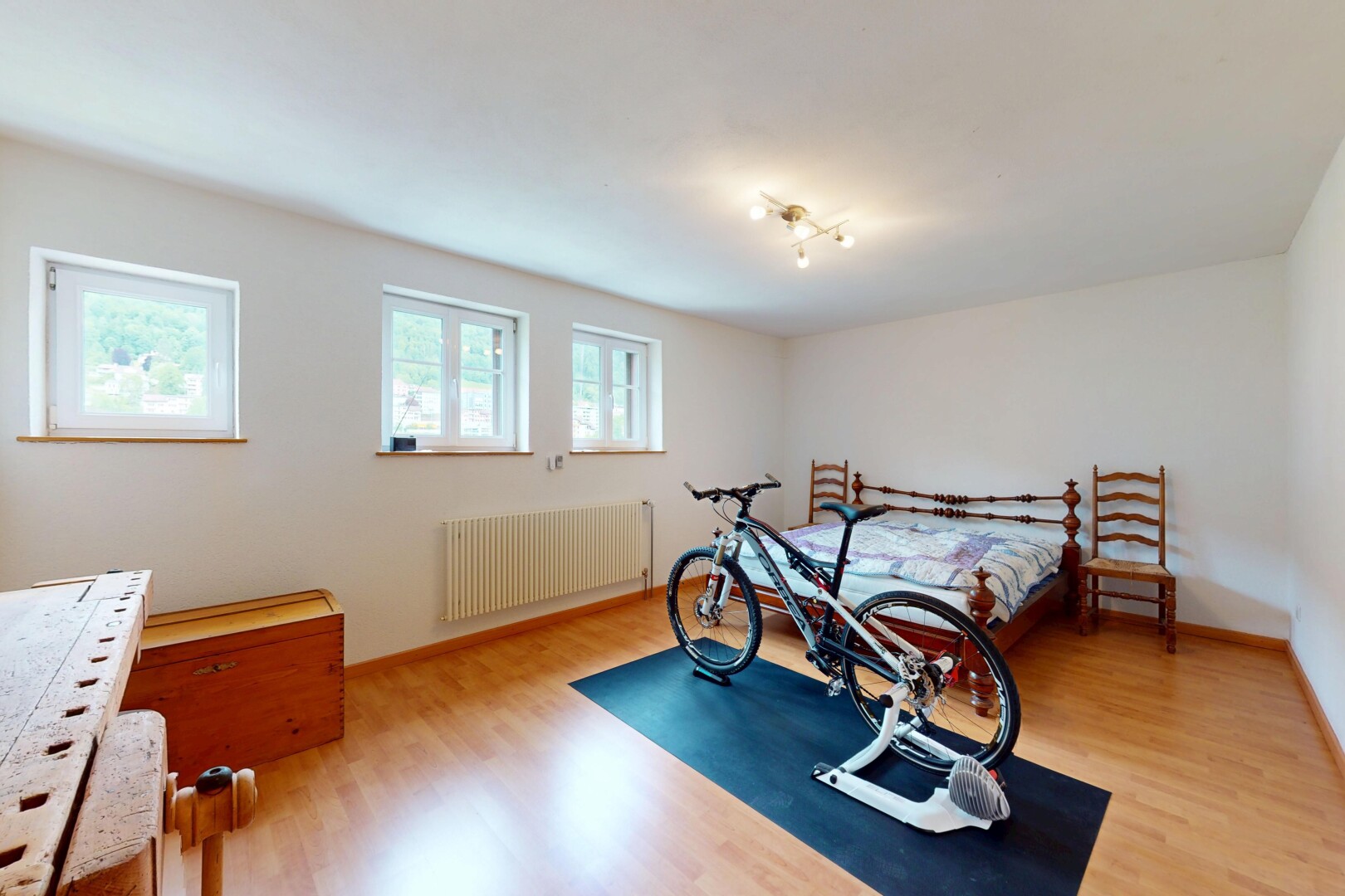 chambre avec radiateur, lumière naturelle, natural light, cloison sèche, et drywall