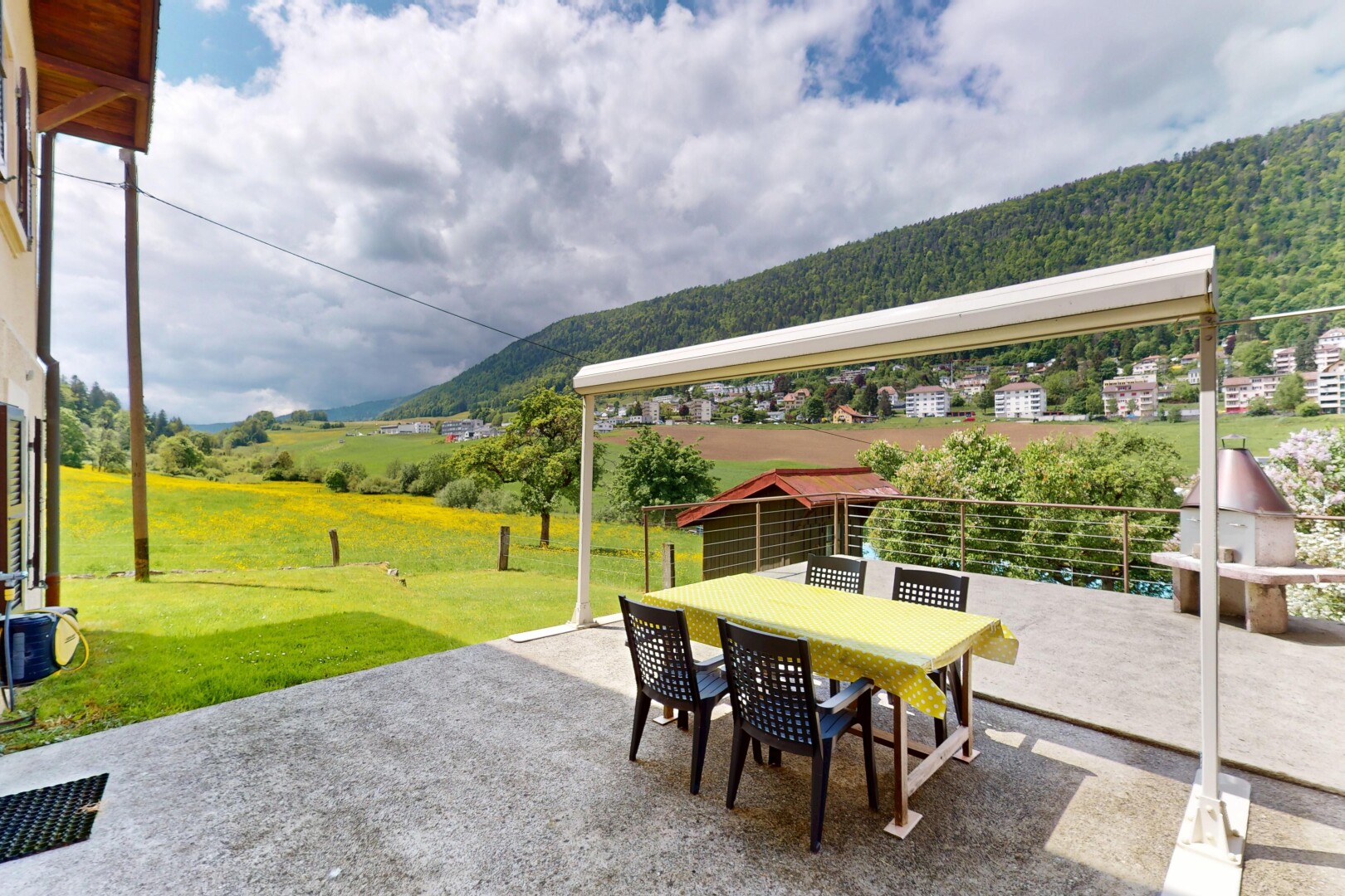 terrasse avec mountain view, vue sur la montagne, terrasse, pelouse, et coin repas extérieur