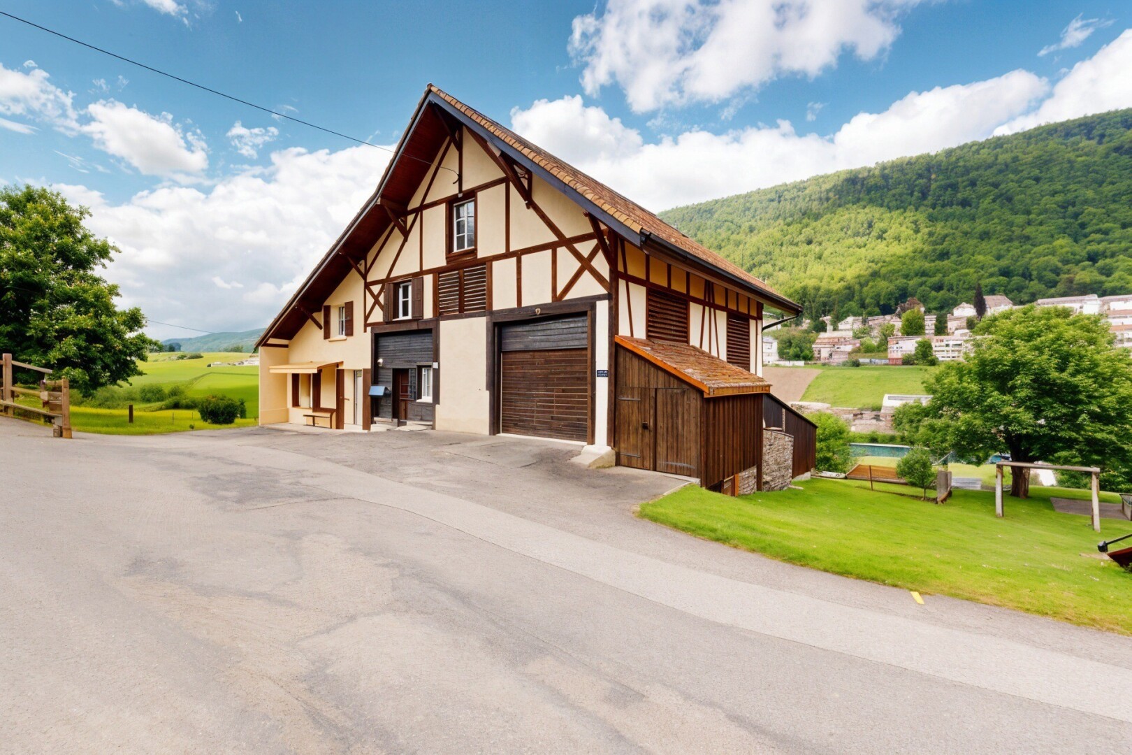 façade avec bardage en stuc, property visible, day time, allée, et pelouse
