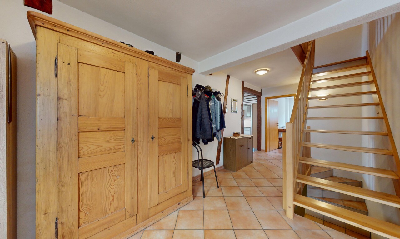 escaliers avec sol en carrelage, tile floor, inside property, cloison sèche, et drywall