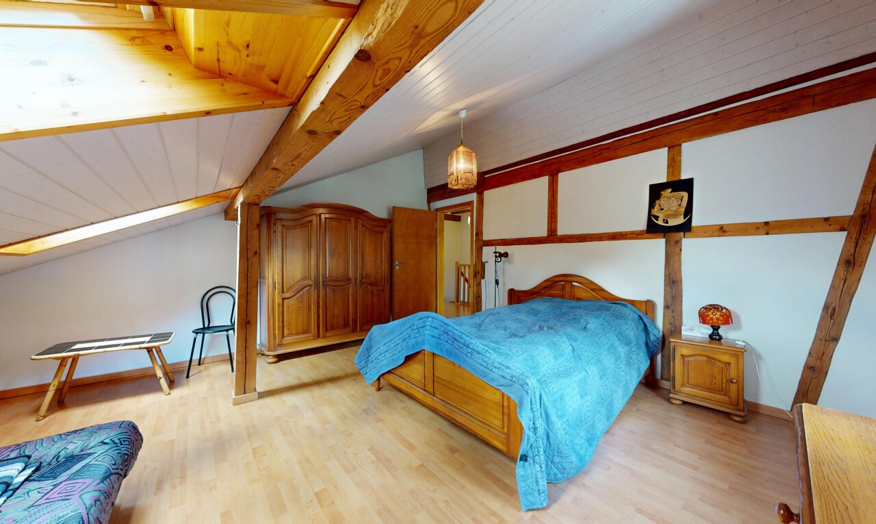 chambre avec inside property, sol en finition bois, wood finish floor, plafond voûté, et vaulted ceiling