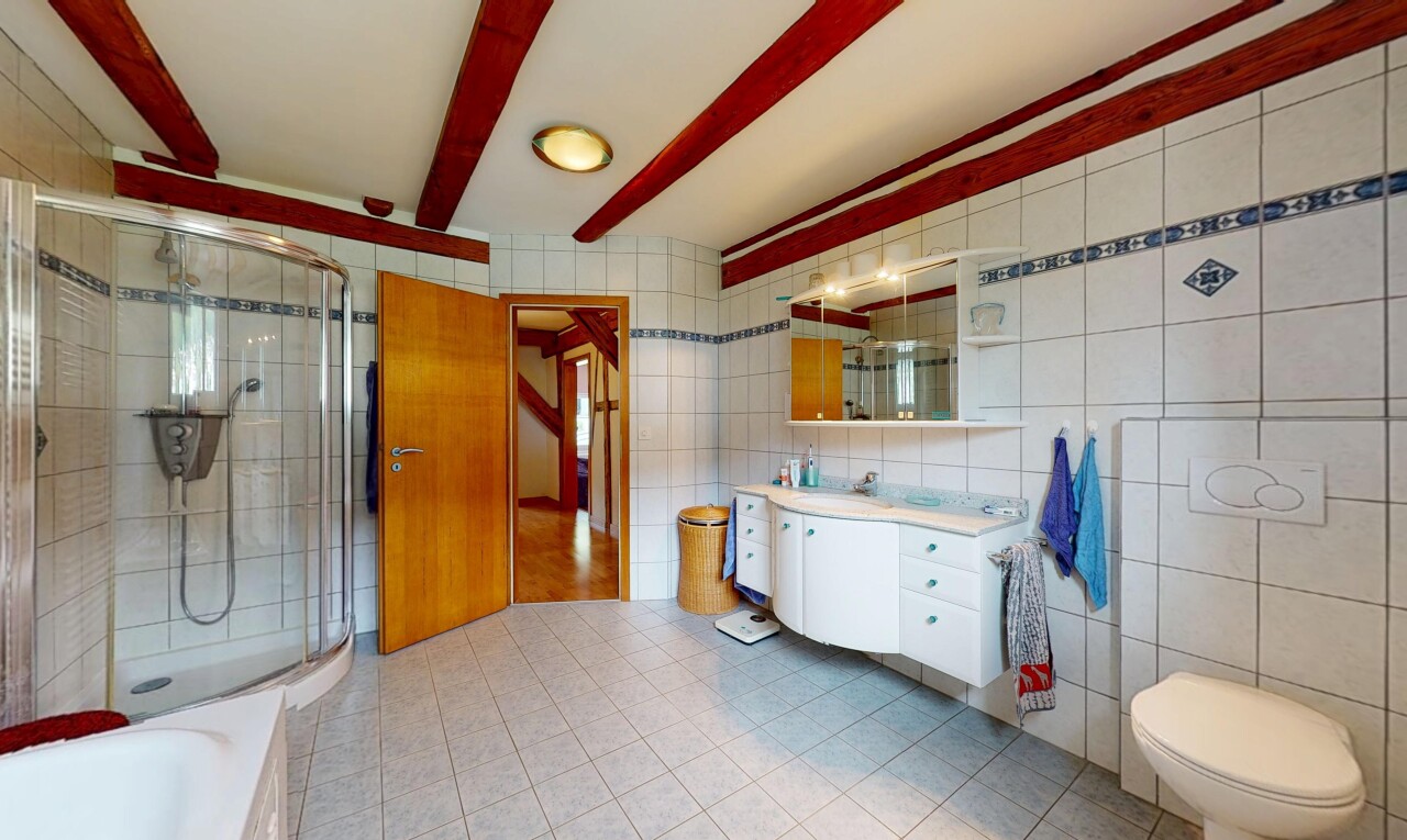 salle de bains avec mur en carrelage, tile wall, salle de bain complète, sol en carrelage, et tile floor