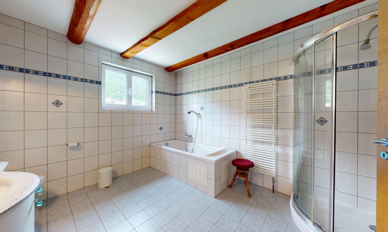 salle de bains avec mur en carrelage, tile wall, sol en carrelage, tile floor, et salle de bain complète