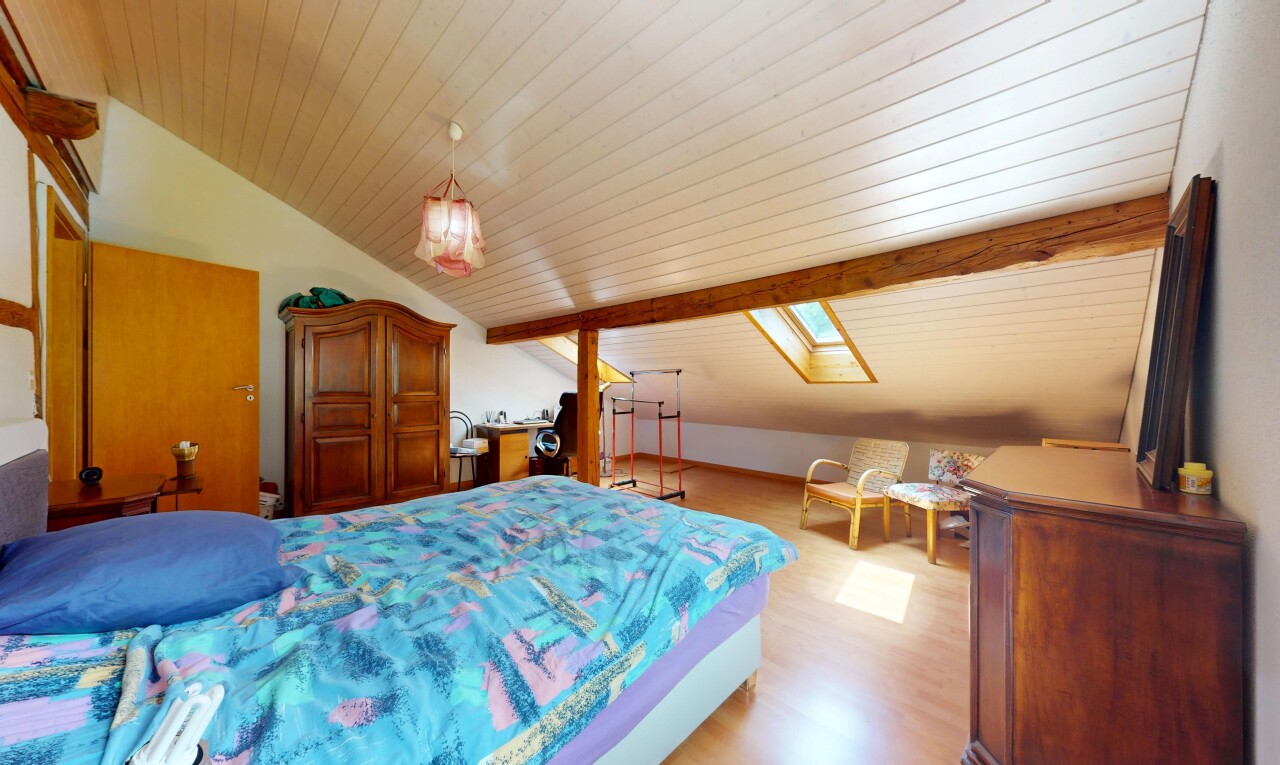 chambre avec plafond voûté, vaulted ceiling, pièce supplémentaire, inside property, et sol en finition bois