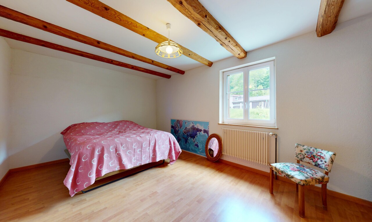 chambre avec radiateur, lumière naturelle, natural light, plafond à poutres, et beamed ceiling