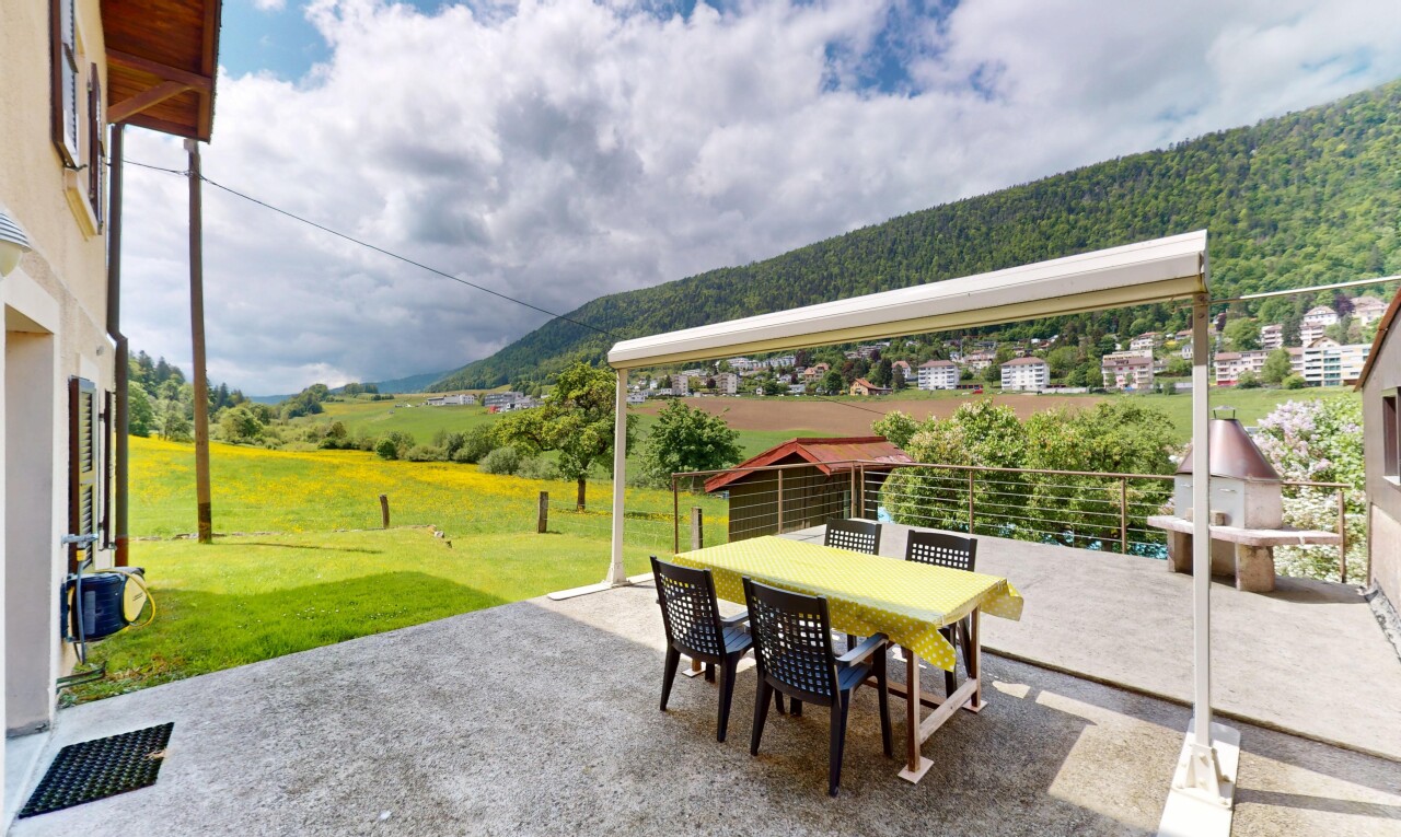 terrasse avec mountain view, vue sur la montagne, terrasse, pelouse, et coin repas extérieur