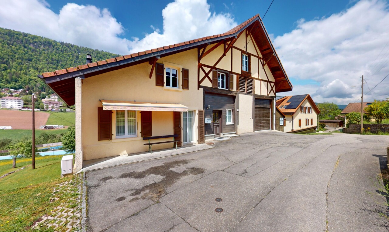 façade avec bardage en stuc, property visible, day time, allée, et garage